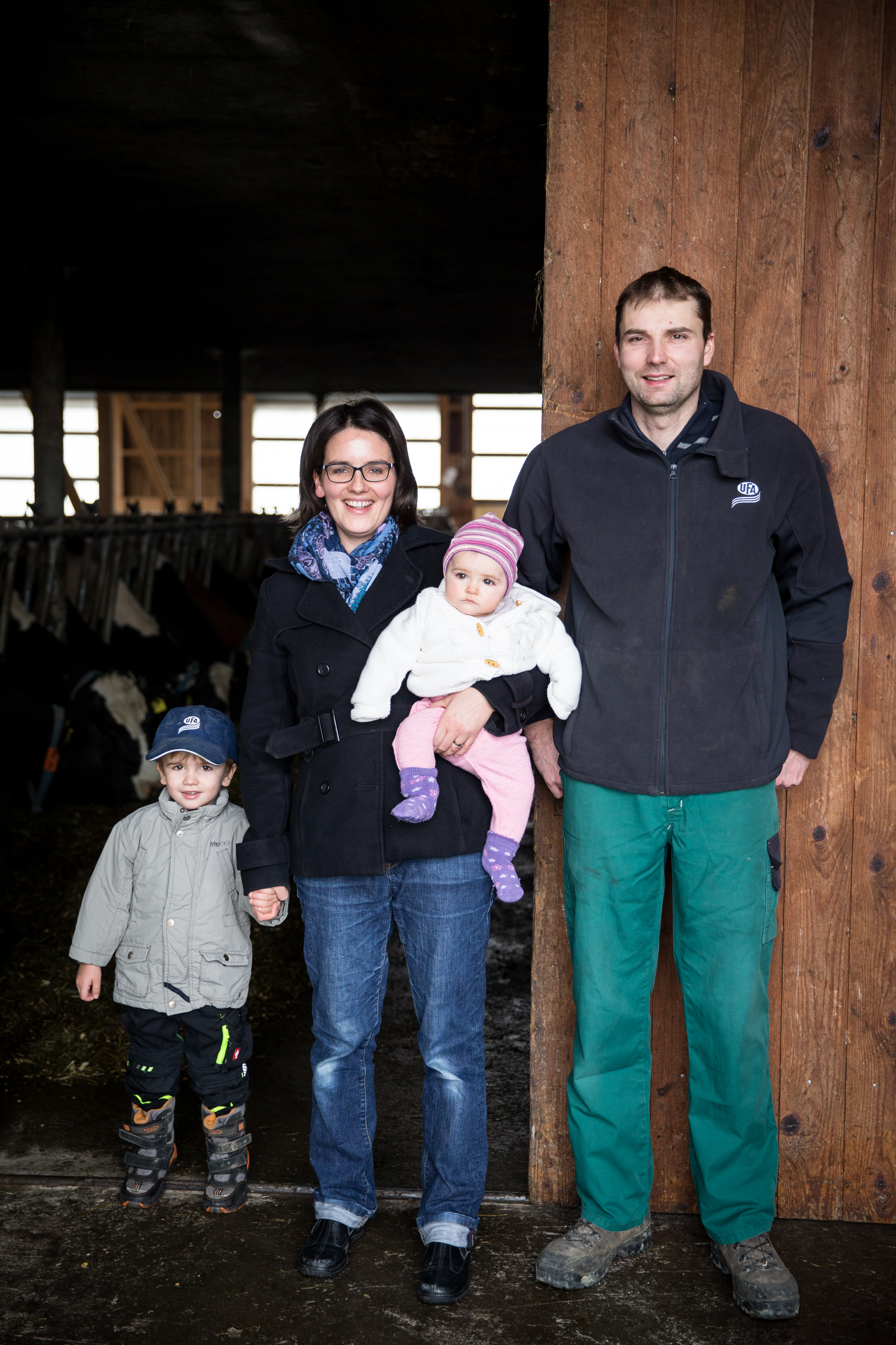 Bauernfamilie im Stall Thumbnail