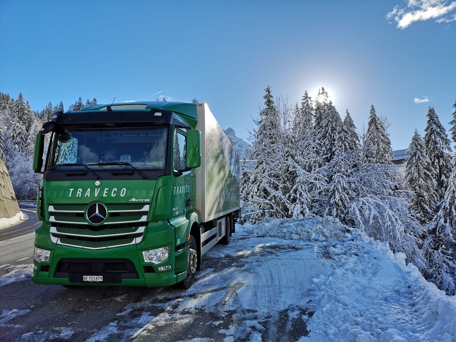 TRAVECO-Lastwagen im Schnee im Berner Oberland